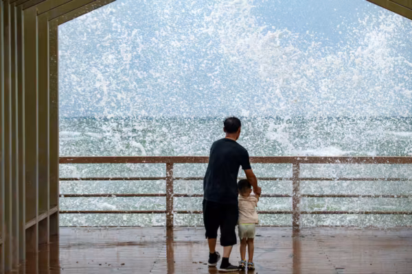 La tempête tropicale Maysak frappe le sud de la Chine et paralyse les transports à Hainan