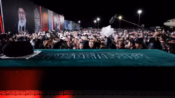 Le cercueil d’Ali Khamenei arrive à Najaf, haut lieu du chiisme, pour de nouvelles cérémonies funéraires