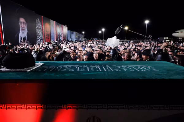 Le cercueil d’Ali Khamenei arrive à Najaf, haut lieu du chiisme, pour de nouvelles cérémonies funéraires