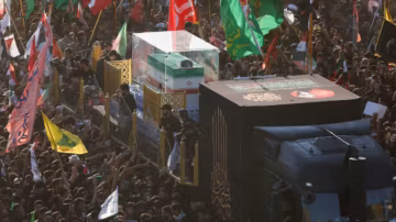 يجوب نعش خامنئي أرجاء العراق وسط هتافات آلاف المعزين.