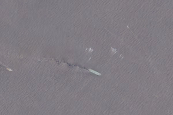 Le détroit d’Ormuz replonge dans la crise : un méthanier frôle l’explosion après une attaque contre des navires commerciaux
