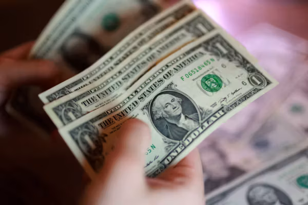 Le Dollar Bondit Après La Reprise Des Tensions Au Moyen-Orient Et La Fermeture Du Détroit D&Rsquo;Ormuz — Photo