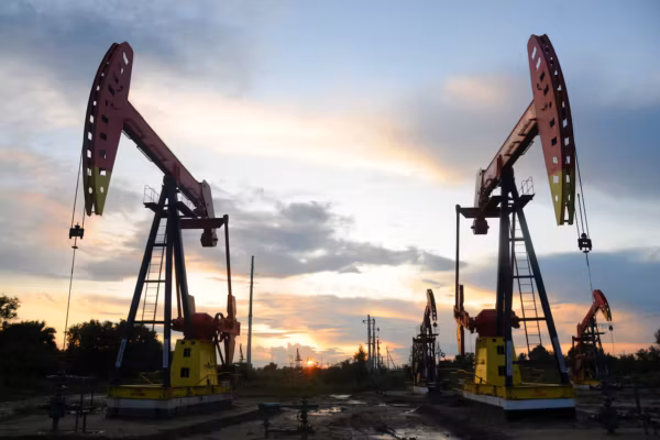 Le Pétrole En Hausse Hebdomadaire Face Aux Tensions Au Moyen-Orient Et Aux Risques Sur L’approvisionnement — Photo