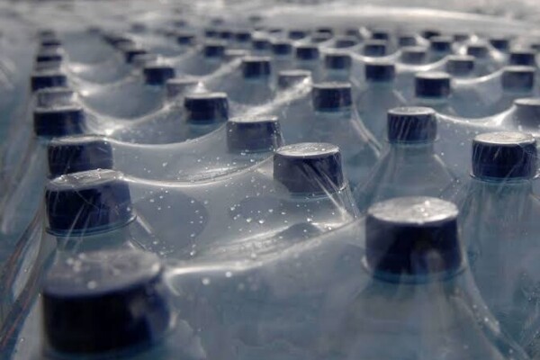 Les packs d'eau ne seront finalement pas interdits à la vente dans l'Union européenne