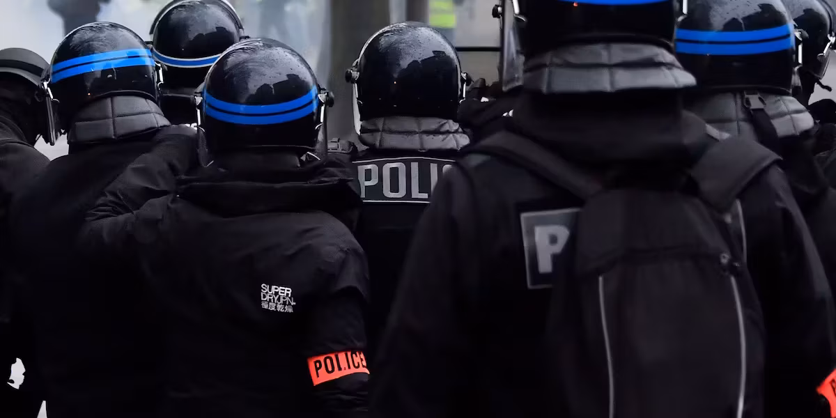 Les syndicats de policiers mettent la pression sur le gouvernement sur les salaires
