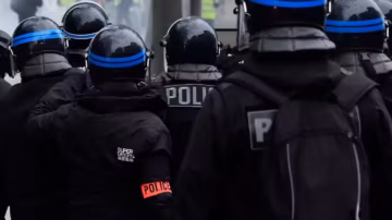 Les syndicats de policiers mettent la pression sur le gouvernement sur les salaires