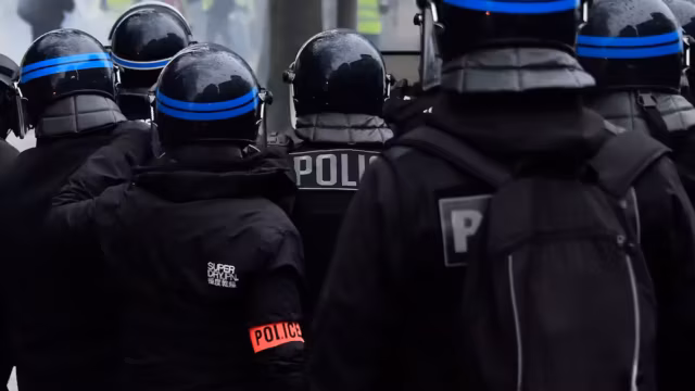 Les syndicats de policiers mettent la pression sur le gouvernement sur les salaires