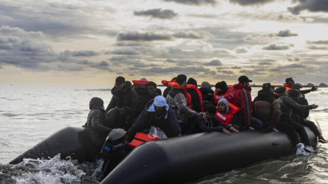 Manche : plus de 150 migrants sur une seule embarcation, un corps retrouvé sur une plage du Pas-de-Calais — photo