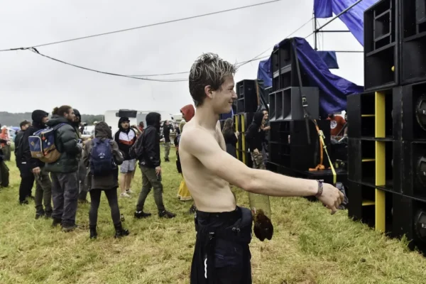 Morbihan: 1.500 persone partecipano a un rave party vietato nonostante l'ondata di caldo.