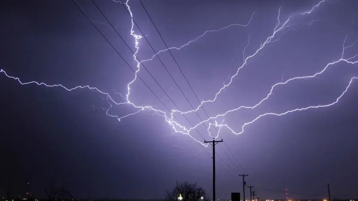 Orages : plus de 53.000 foyers toujours privés d'électricité après une nuit de violentes intempéries