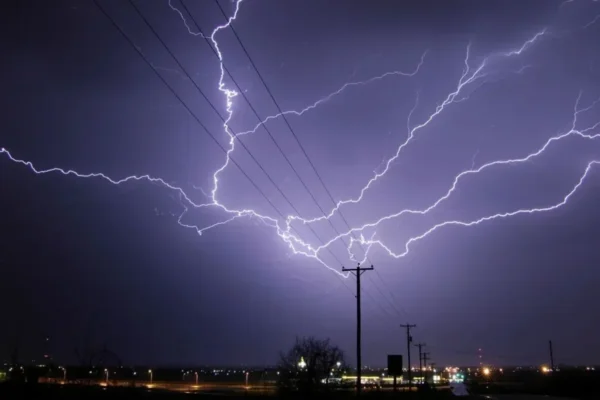 Orages : plus de 53.000 foyers toujours privés d'électricité après une nuit de violentes intempéries