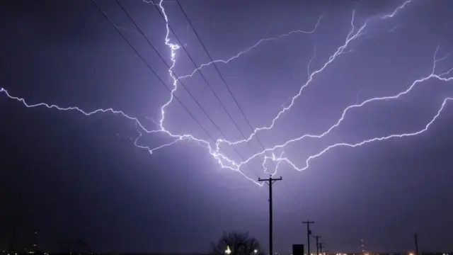 Orages : plus de 53.000 foyers toujours privés d'électricité après une nuit de violentes intempéries