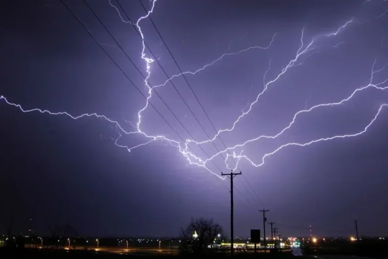 Orages : plus de 53.000 foyers toujours privés d'électricité après une nuit de violentes intempéries