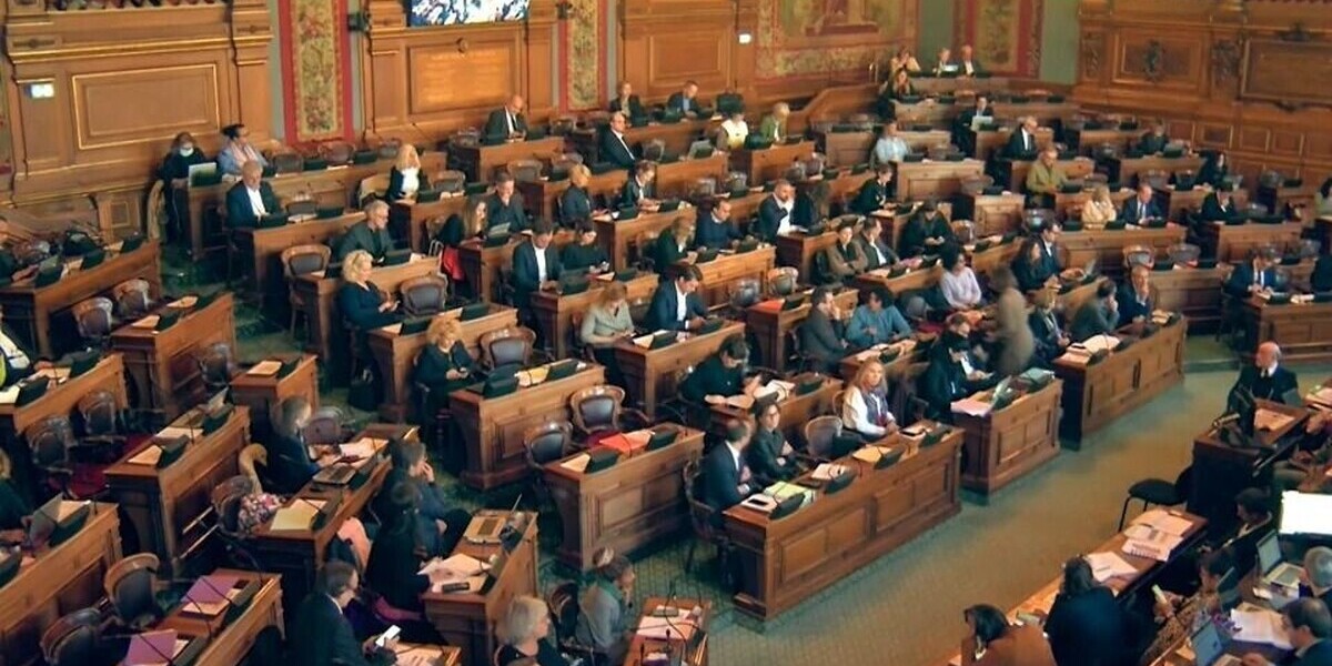Paris adopte un budget rectificatif 2026 sous tension, l'opposition critique la politique périscolaire