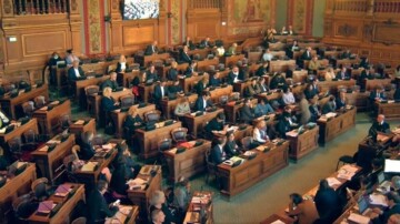 Paris adopte un budget rectificatif 2026 sous tension, l'opposition critique la politique périscolaire