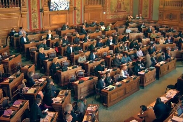 Paris adopte un budget rectificatif 2026 sous tension, l'opposition critique la politique périscolaire