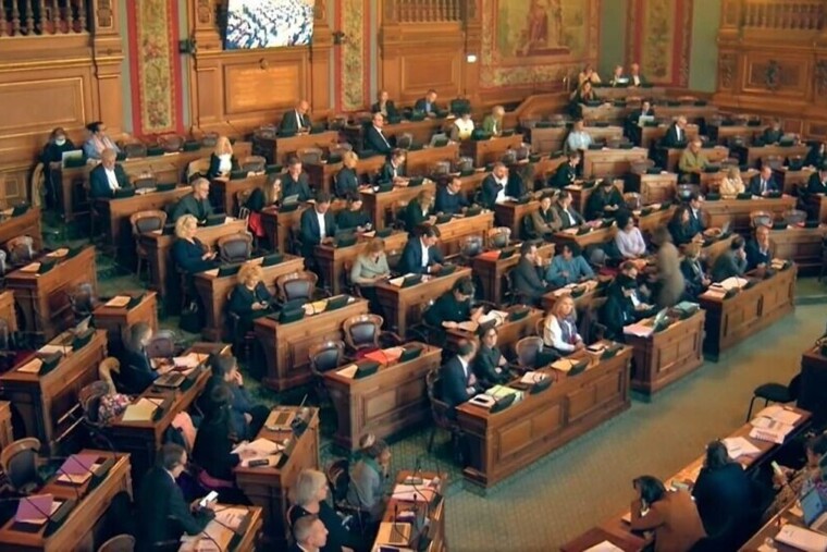 Paris adopte un budget rectificatif 2026 sous tension, l'opposition critique la politique périscolaire