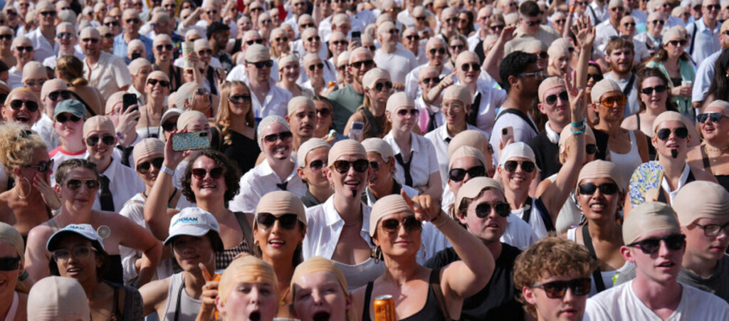 Pitbull entre dans le Guinness des records grâce à plus de 22.000 faux crânes chauves réunis à Londres