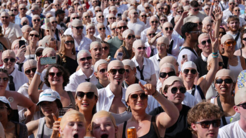 Pitbull entre dans le Guinness des records grâce à plus de 22.000 faux crânes chauves réunis à Londres
