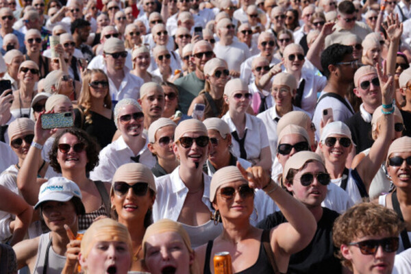 Pitbull entre dans le Guinness des records grâce à plus de 22.000 faux crânes chauves réunis à Londres