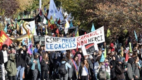 Plusieurs centaines de manifestants réclament l'arrêt du chantier du canal Seine-Nord Europe