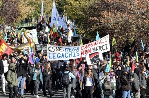 Plusieurs centaines de manifestants réclament l'arrêt du chantier du canal Seine-Nord Europe