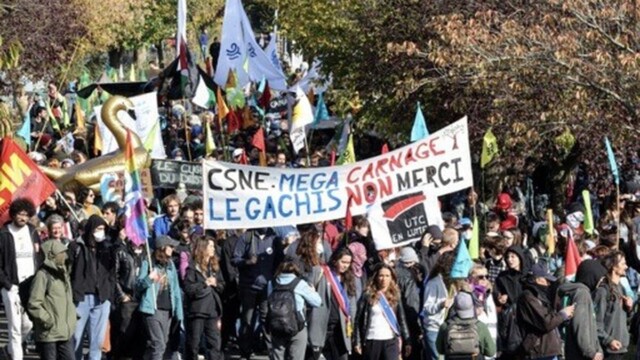 Plusieurs centaines de manifestants réclament l'arrêt du chantier du canal Seine-Nord Europe
