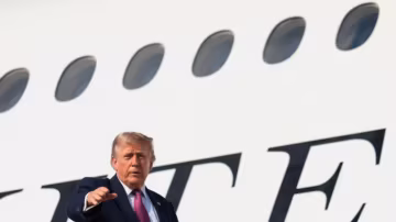Trump gracie 11 personnes, dont des condamnés pour des infractions liées aux émissions polluantes