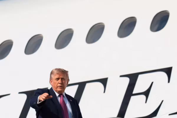 Trump gracie 11 personnes, dont des condamnés pour des infractions liées aux émissions polluantes