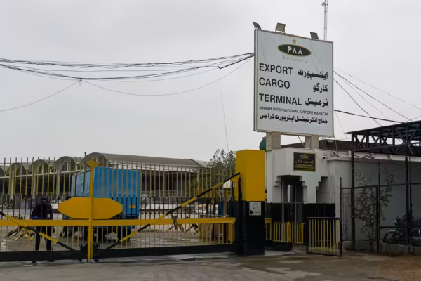 Un avion cargo disparaît au large de Karachi, d’importantes recherches en cours au Pakistan