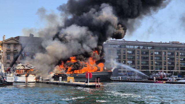 Un feu sur deux bateaux mobilise 150 marins-pompiers dans le Vieux-Port de Marseille Un feu sur deux bateaux mobilise 150 marins-pompiers dans le Vieux-Port de Marseille