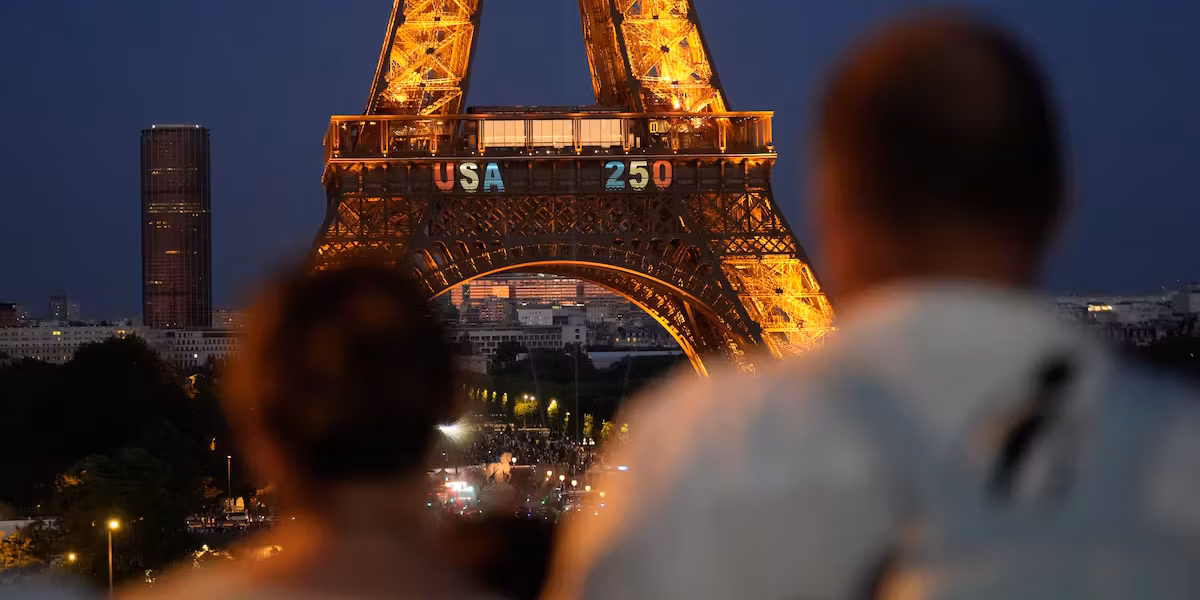 Un homme arrêté après avoir escaladé la tour Eiffel pour y accrocher un drapeau américain