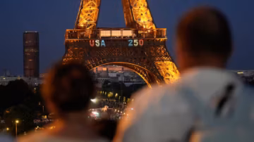 Un homme arrêté après avoir escaladé la tour Eiffel pour y accrocher un drapeau américain