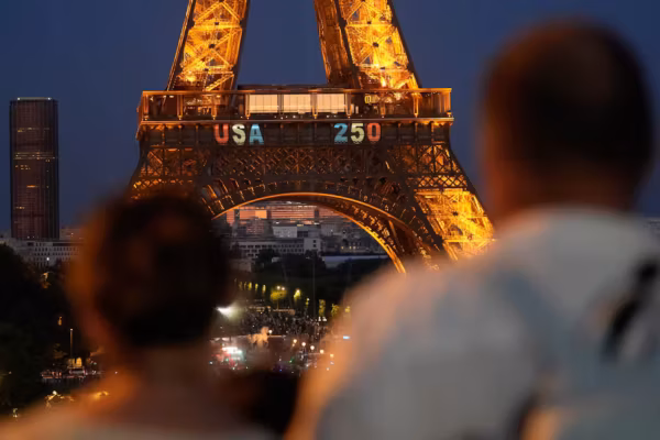 Un homme arrêté après avoir escaladé la tour Eiffel pour y accrocher un drapeau américain