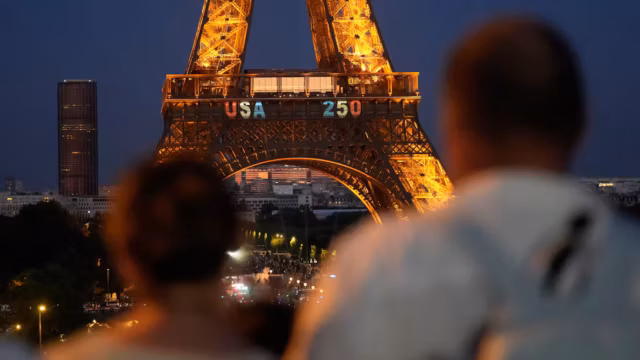 Un homme arrêté après avoir escaladé la tour Eiffel pour y accrocher un drapeau américain