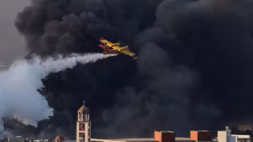 Un important incendie ravage une entreprise près d’Athènes : au moins deux personnes grièvement blessées