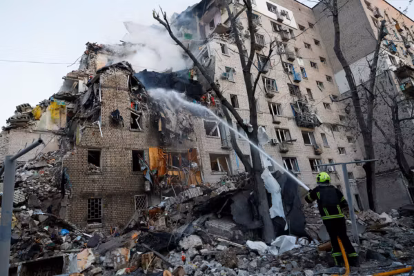 Une violente attaque russe sur Kiev fait au moins huit morts, des habitants toujours piégés sous les décombres
