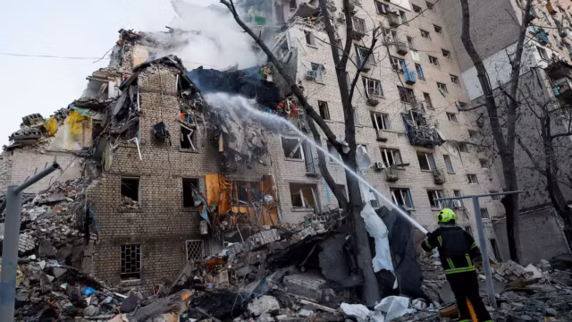 Une violente attaque russe sur Kiev fait au moins huit morts, des habitants toujours piégés sous les décombres