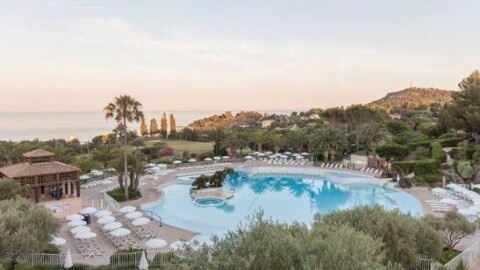 Vacances low cost : la folie du tout compris s'impose comme le refuge obligatoire des Français cet été