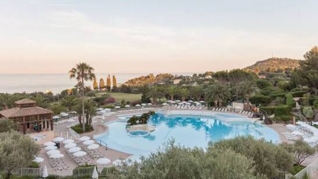 Vacances low cost : la folie du tout compris s'impose comme le refuge obligatoire des Français cet été