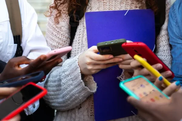 Vers une interdiction des réseaux sociaux aux moins de 15 ans dès septembre