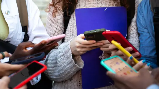 Vers une interdiction des réseaux sociaux aux moins de 15 ans dès septembre