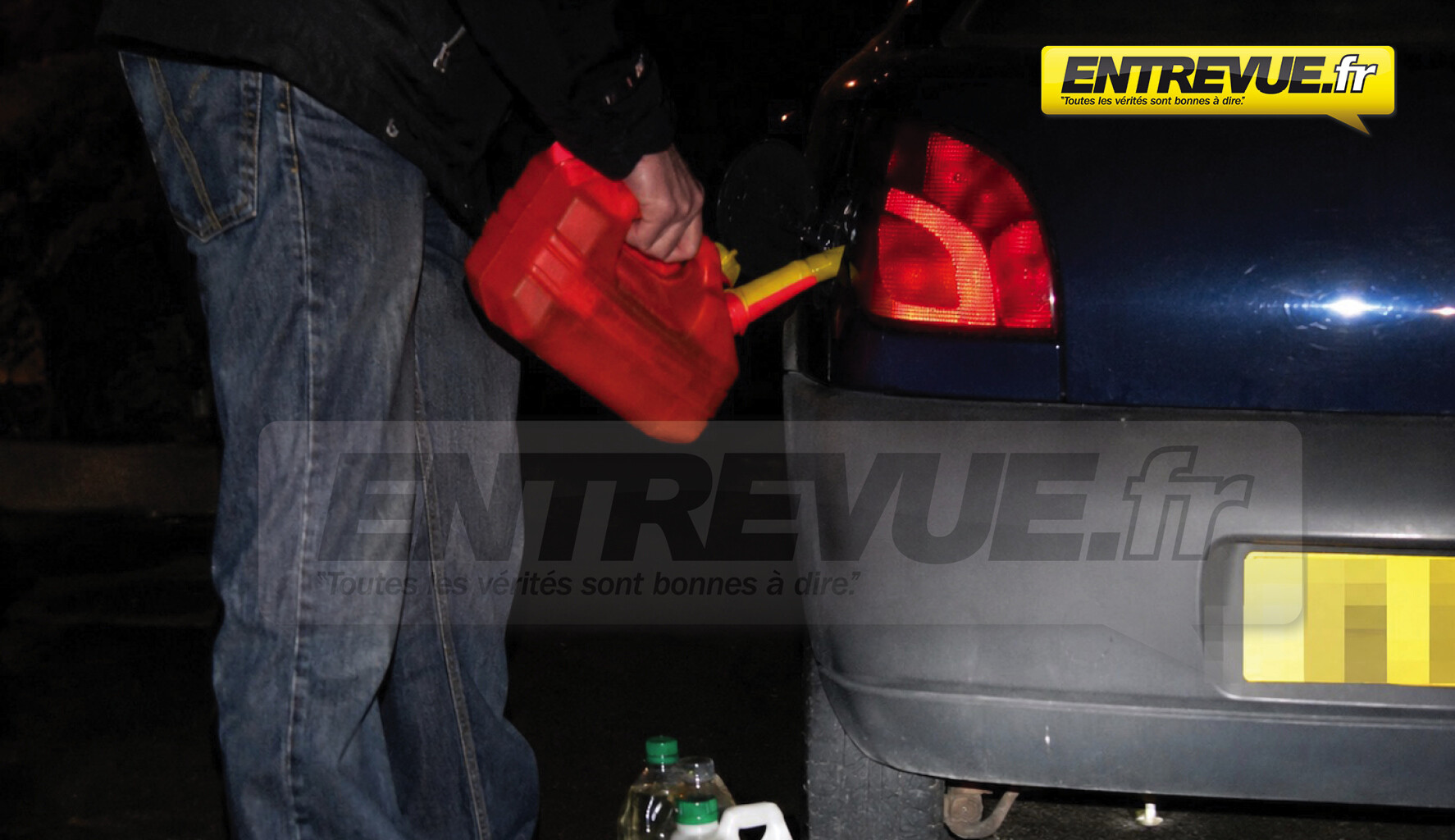REPORTAGE - Entrevue a infiltré en caméra cachée le trafic de carburant volé, suite à la flambée du prix de l'essence