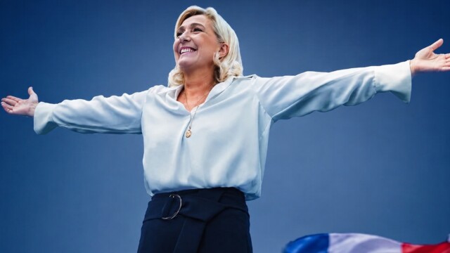 Marine Le Pen lance déjà sa campagne 2027 : une première affiche pour acter son retour dans la course Marine Le Pen lance déjà sa campagne 2027 : une première affiche pour acter son retour dans la course