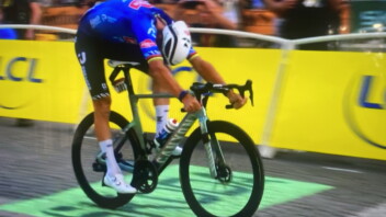 Tour de France : Van der Poel remporte une dernière étape folle à Paris — Tour de France : Van der Poel remporte une dernière étape folle à Paris, Pogacar gagne son cinquième Tour