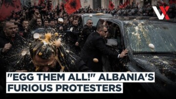 Albanie : des manifestants lancent des œufs sur des députés