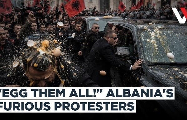 Albanie : des manifestants lancent des œufs sur des députés