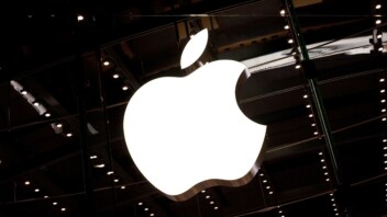 Apple bat des records au troisième trimestre mais ses prévisions refroidissent les marchés