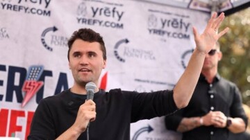 Assassinat de Charlie Kirk : de nouvelles images de surveillance présentées à l&rsquo;audience préliminaire