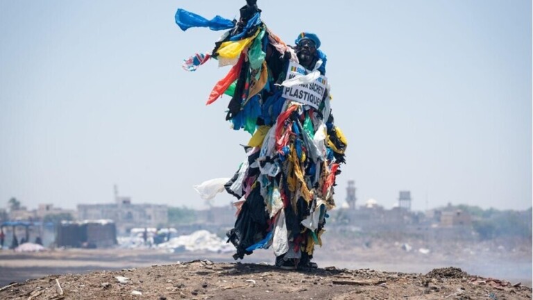 Au Sénégal, Modou Fall parcourt Dakar habillé de déchets plastiques pour alerter